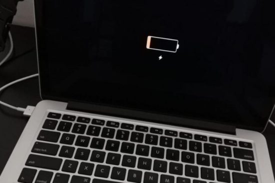 Không để cạn pin Macbook 